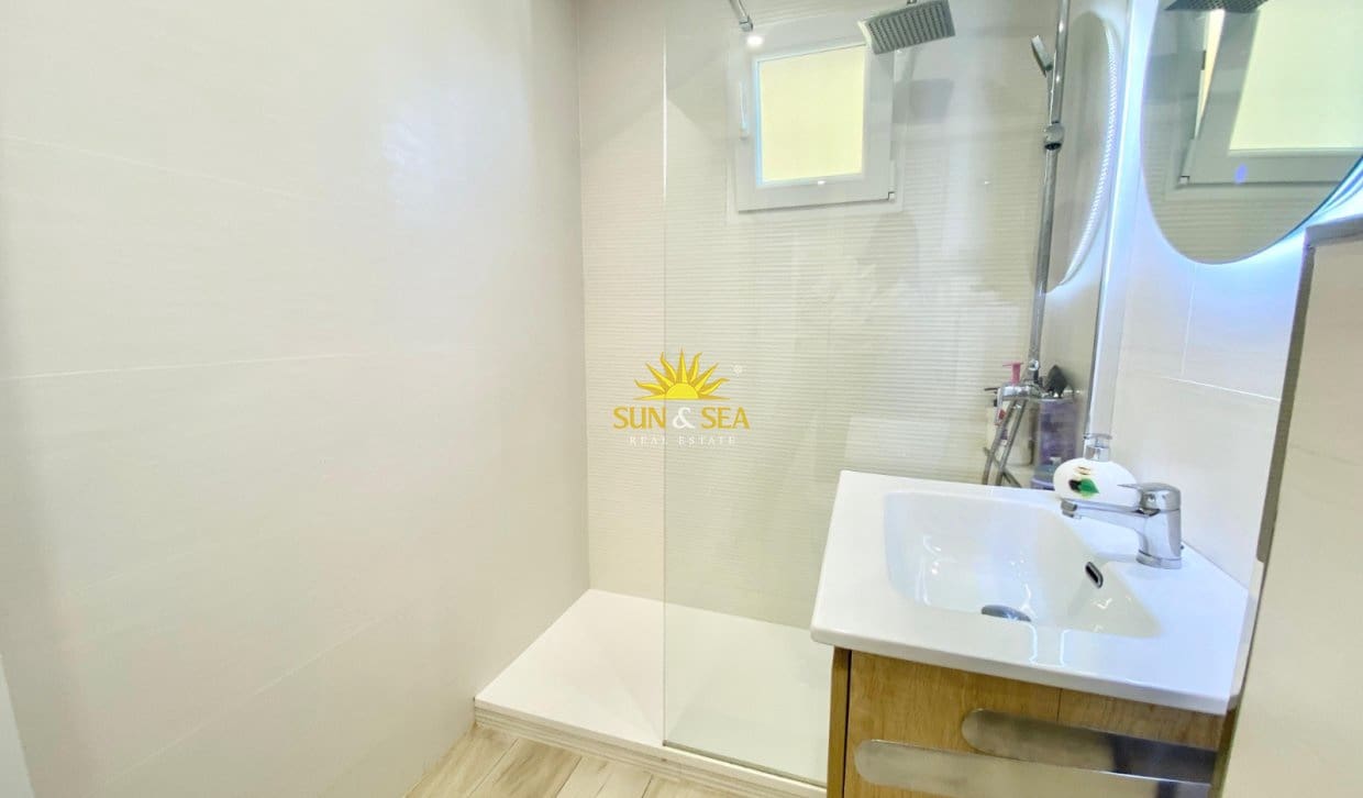 Appartement de 3 chambres de location de vacances à Alicante ville avec piscine garage - 1 350 € (Ref: 9999040)