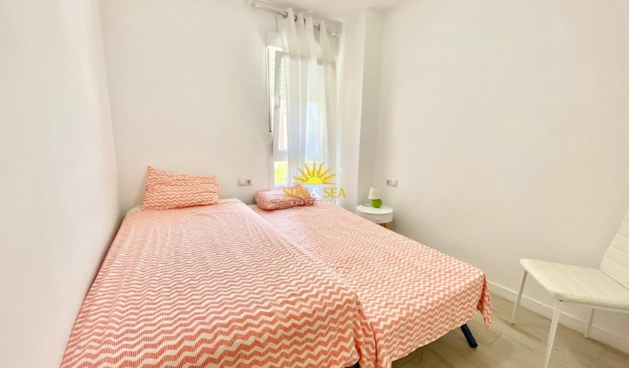 Appartement de 3 chambres de location de vacances à Alicante ville avec piscine garage - 1 350 € (Ref: 9999040)