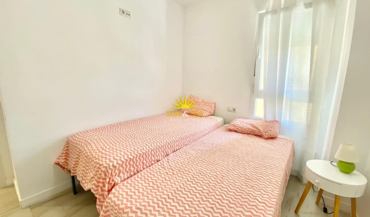 Appartement de 3 chambres de location de vacances à Alicante ville avec piscine garage - 1 350 € (Ref: 9999040)
