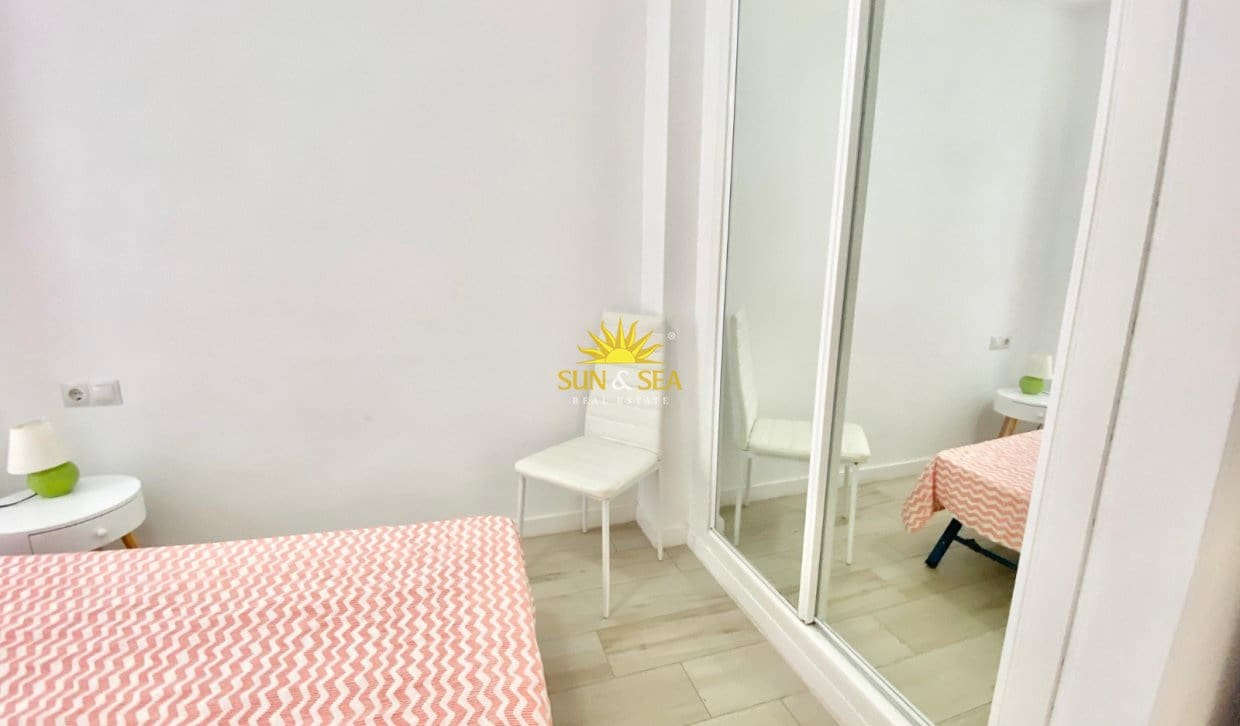 Appartement de 3 chambres de location de vacances à Alicante ville avec piscine garage - 1 350 € (Ref: 9999040)