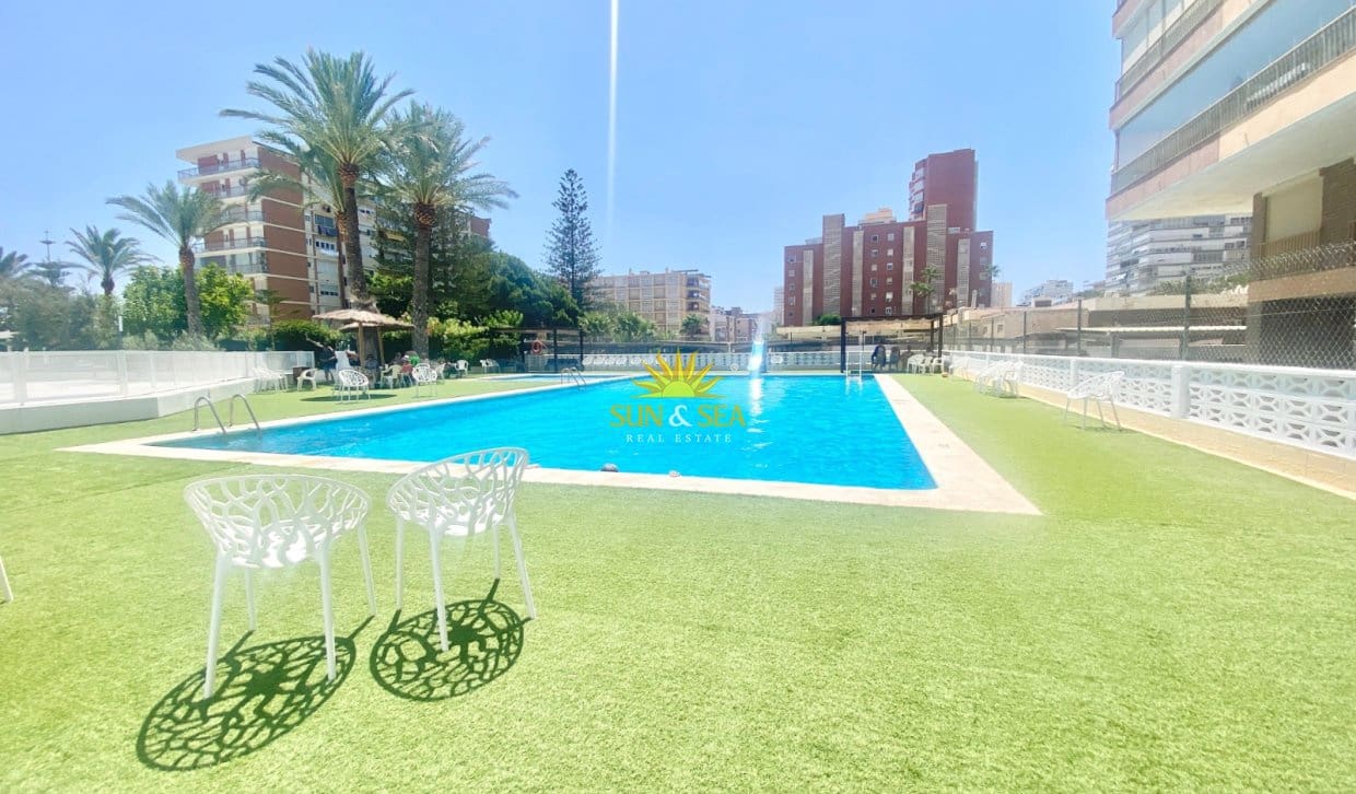 Appartement de 3 chambres de location de vacances à Alicante ville avec piscine garage - 1 350 € (Ref: 9999040)