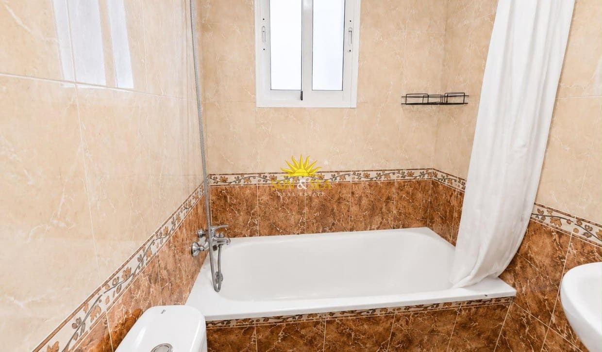 2 makuuhuone Huoneisto myytävänä paikassa Torrevieja mukana uima-altaan - 3 126 000 € (Ref: 9999041)