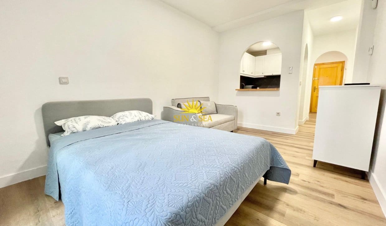 Studio for sale in Torrevieja with pool - € 95,000 (Ref: 9999414)