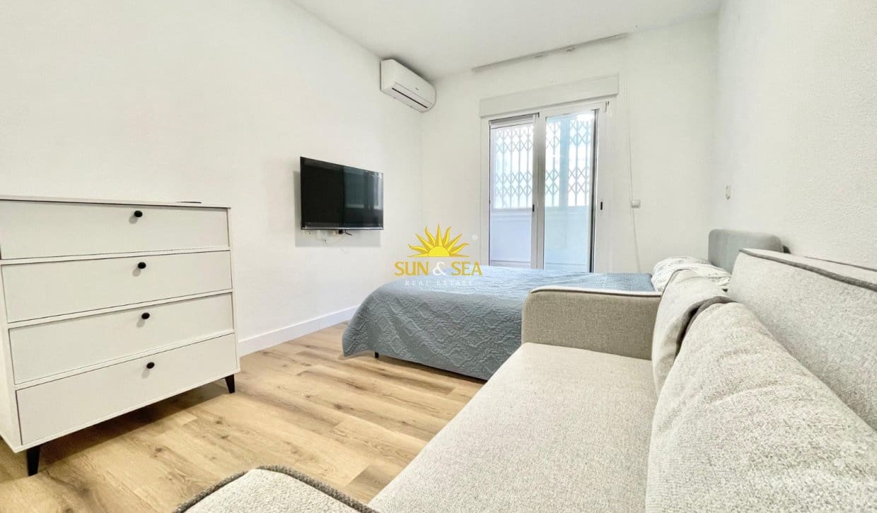Studio for sale in Torrevieja with pool - € 95,000 (Ref: 9999414)