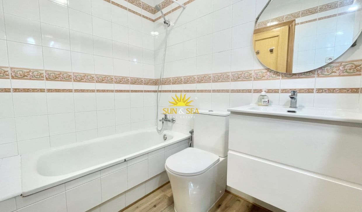 Studio for sale in Torrevieja with pool - € 95,000 (Ref: 9999414)