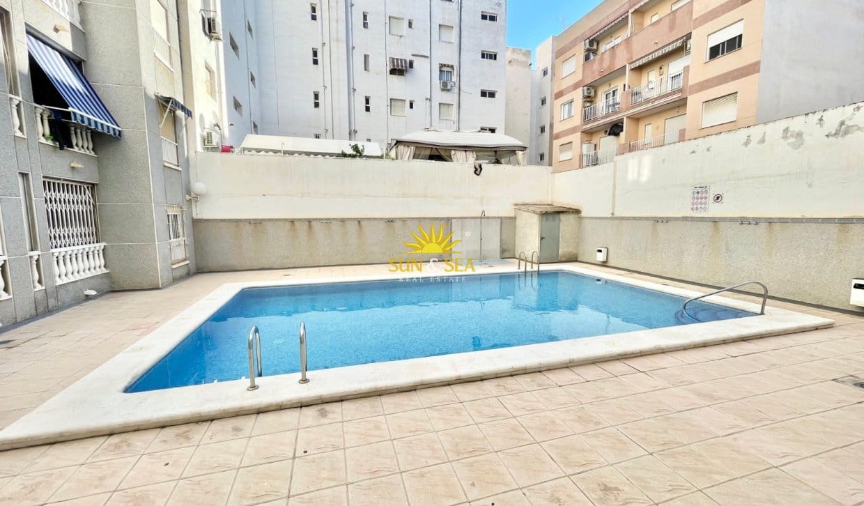 Studio for sale in Torrevieja with pool - € 95,000 (Ref: 9999414)