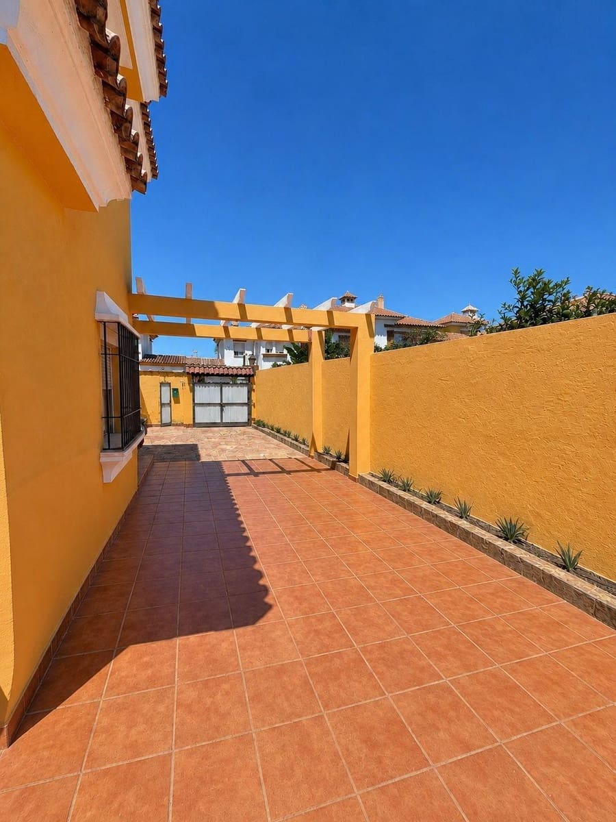 4 chambre Villa/Maison Mitoyenne à vendre à Algeciras avec garage - 370 000 € (Ref: 10076458)