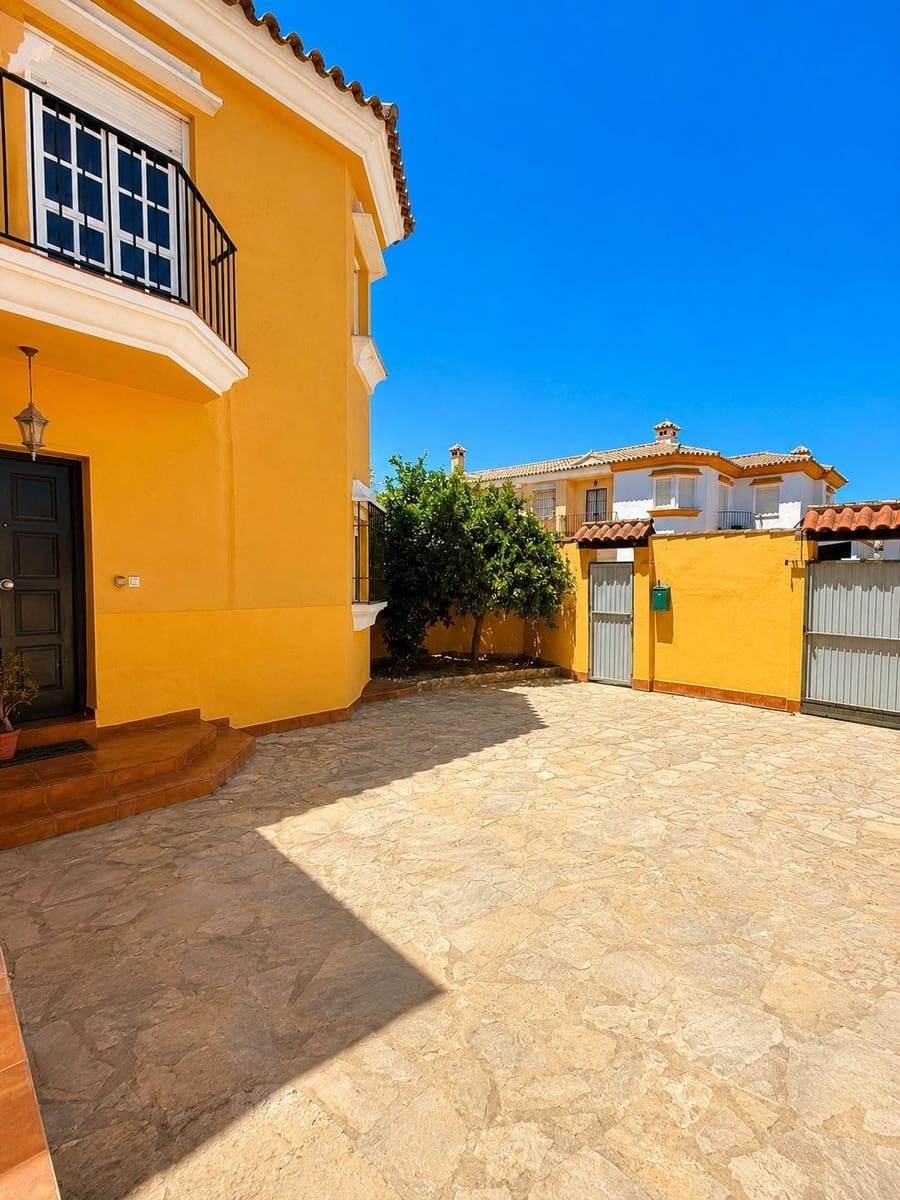 4 chambre Villa/Maison Mitoyenne à vendre à Algeciras avec garage - 370 000 € (Ref: 10076458)