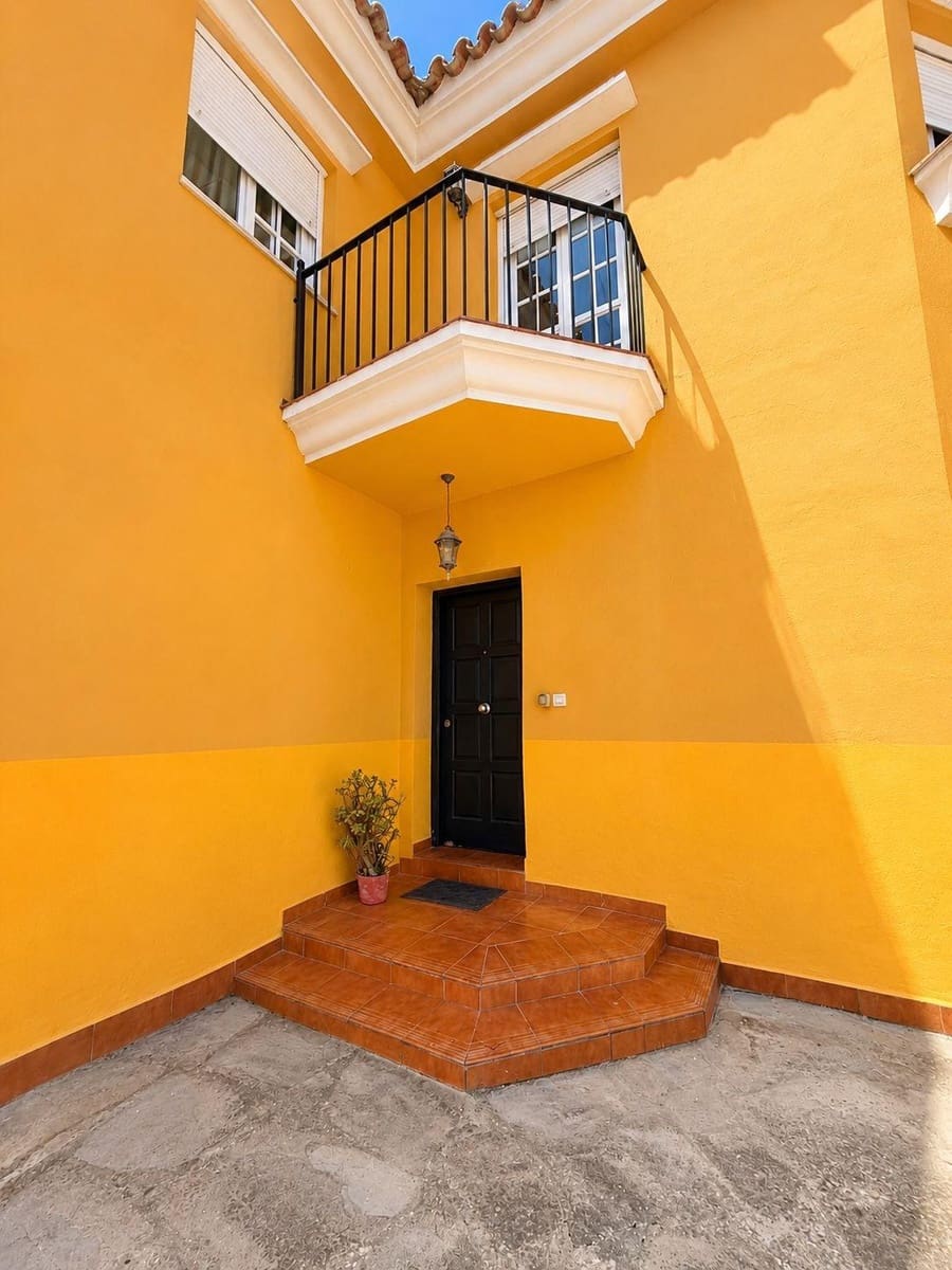 4 chambre Villa/Maison Mitoyenne à vendre à Algeciras avec garage - 370 000 € (Ref: 10076458)