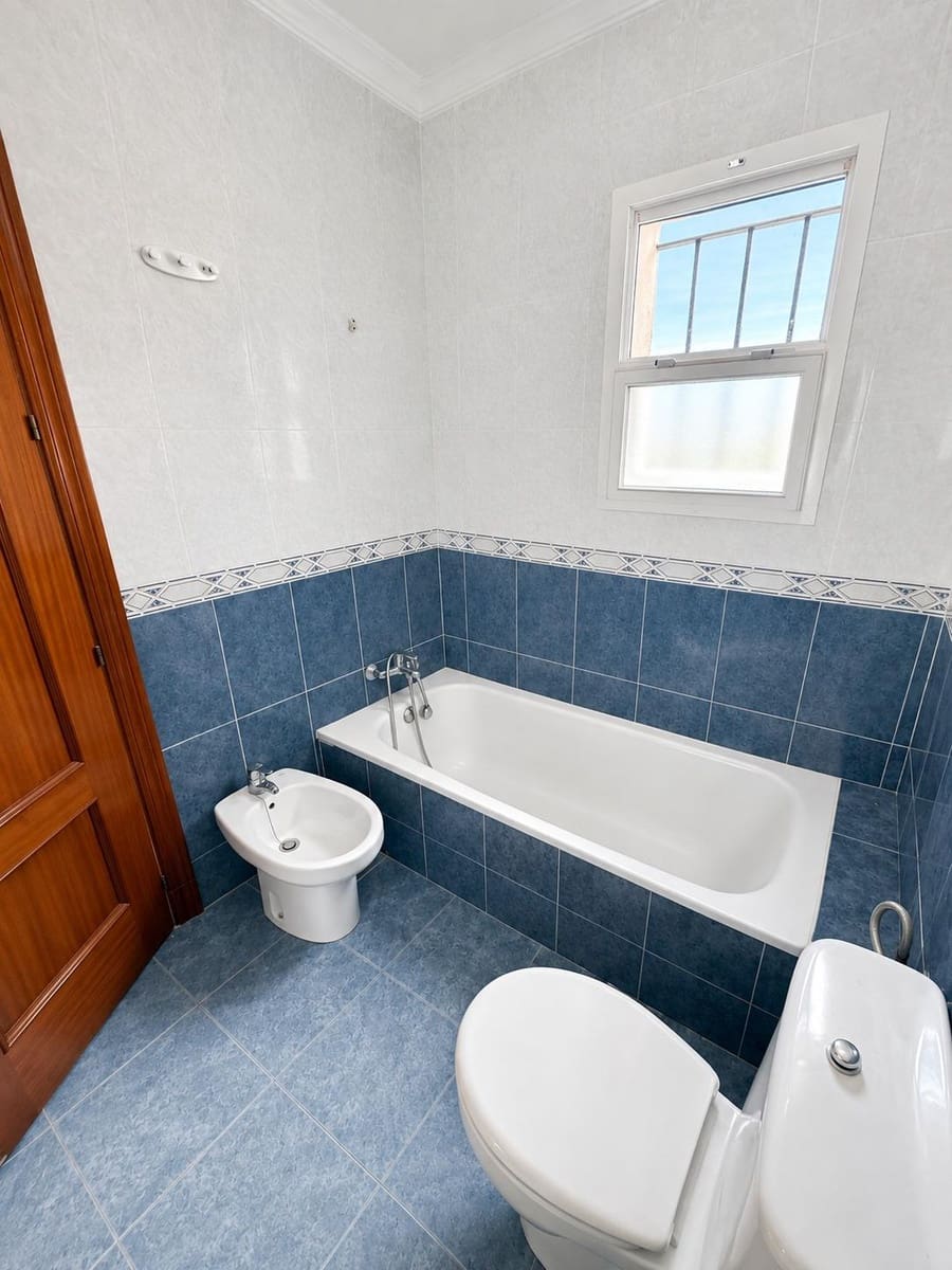 4 chambre Villa/Maison Mitoyenne à vendre à Algeciras avec garage - 370 000 € (Ref: 10076458)