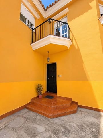 4 chambre Villa/Maison Mitoyenne à vendre à Algeciras avec garage - 370 000 € (Ref: 10076458)