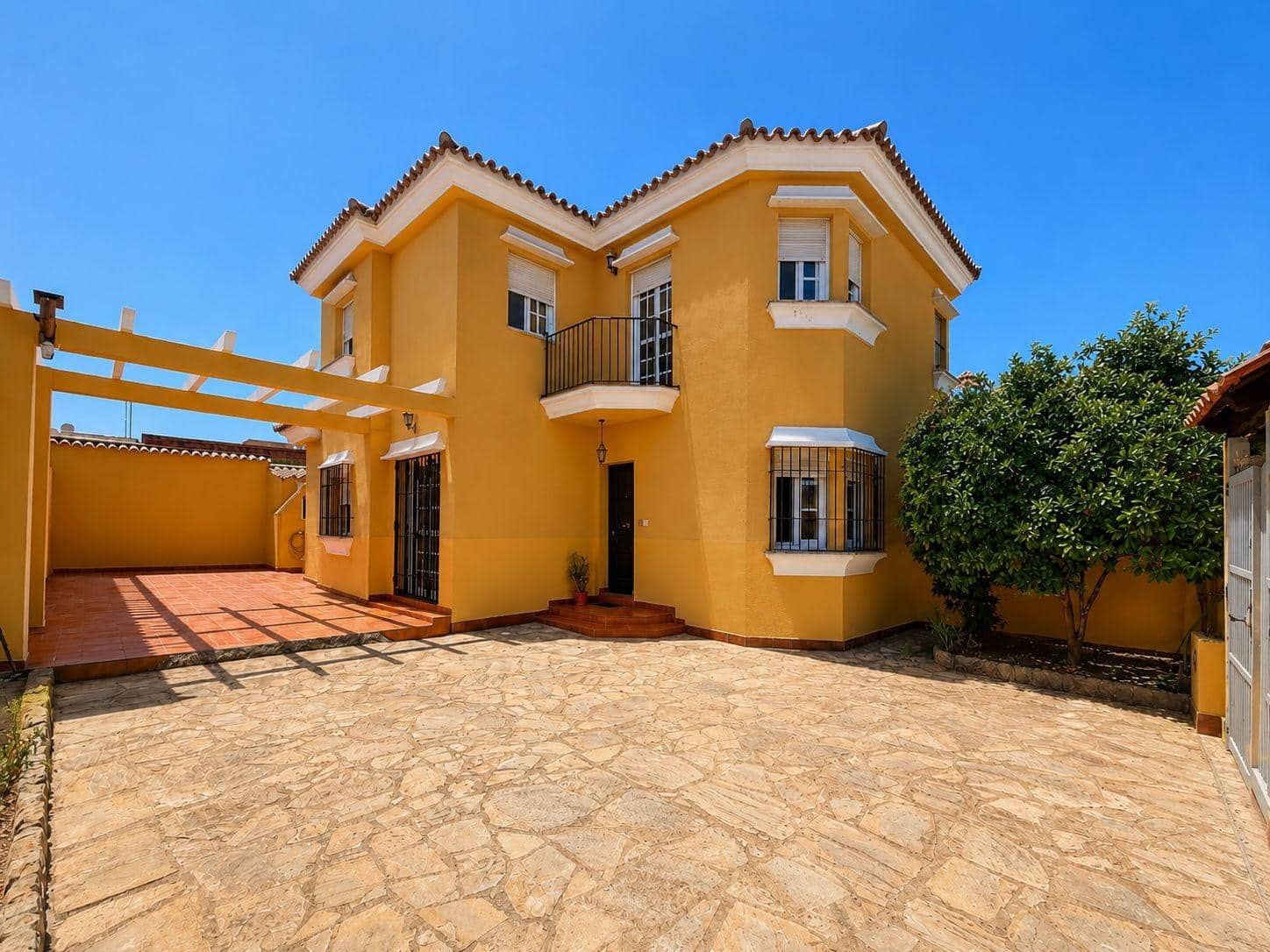 4 chambre Villa/Maison Mitoyenne à vendre à Algeciras avec garage - 370 000 € (Ref: 10076458)