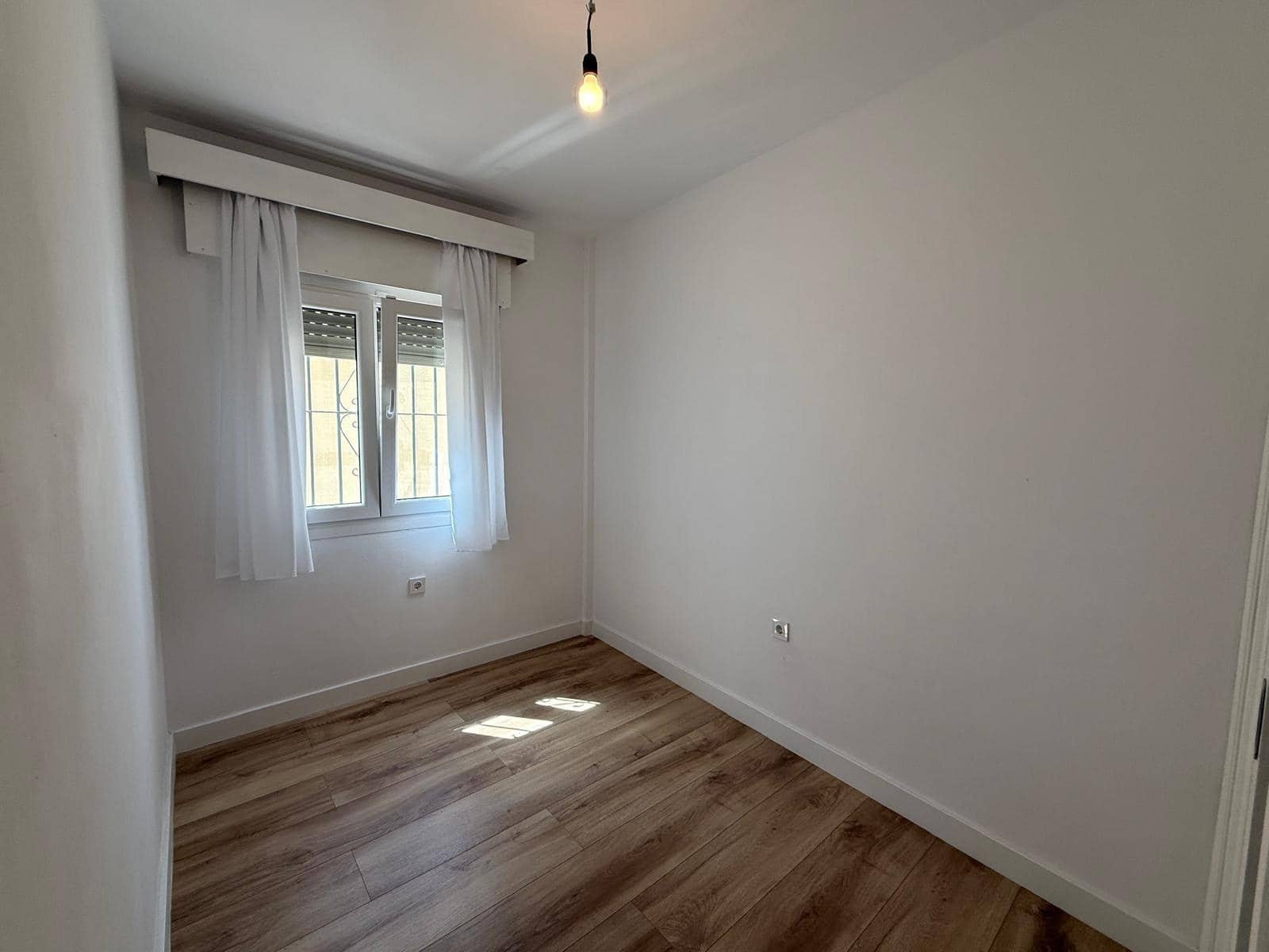 4 bedroom Flat for sale in La Linea de la Concepcion - € 250,000 (Ref: 10078401)