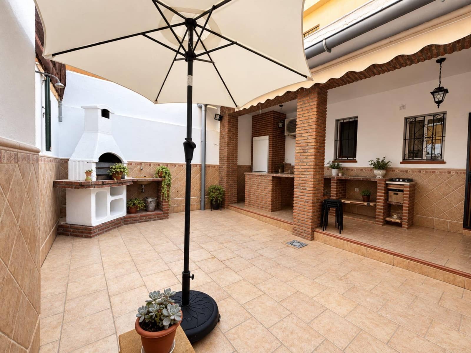 3 sovrum Radhus till salu i La Linea de la Concepcion med garage - 265 000 € (Ref: 10089735)