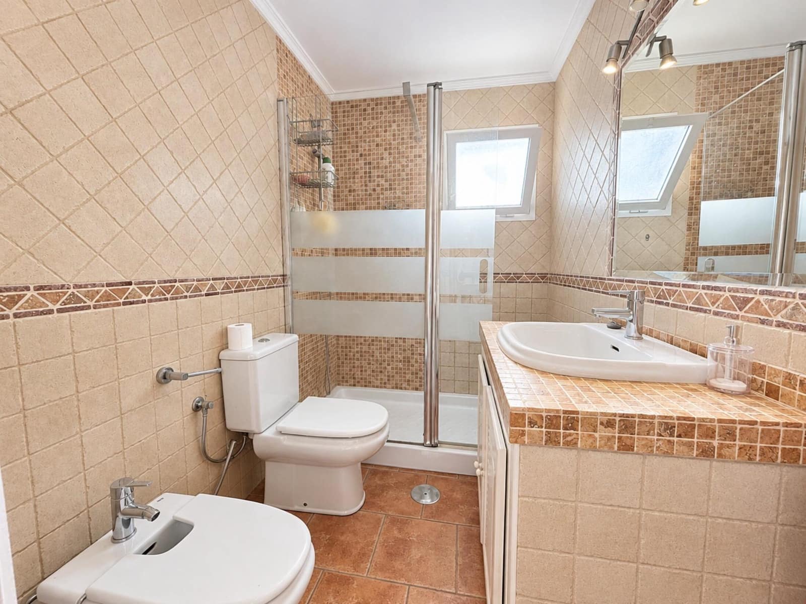 3 sovrum Radhus till salu i La Linea de la Concepcion med garage - 265 000 € (Ref: 10089735)