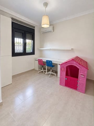 4 Zimmer Villa zu verkaufen in Algeciras mit Pool Garage - 467.000 € (Ref: 10132036)