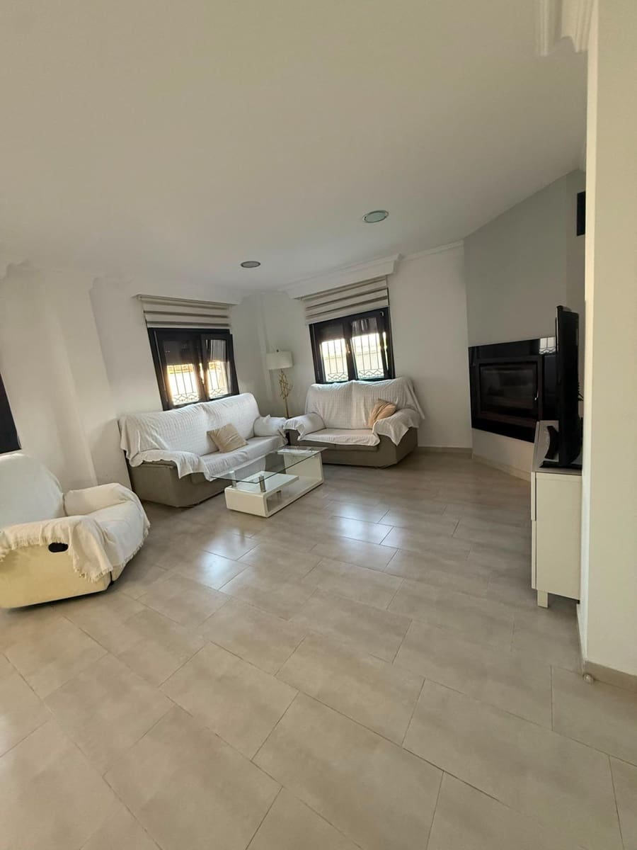 4 bedroom Villa for sale in Algeciras with pool garage - € 467,000 (Ref: 10132036)
