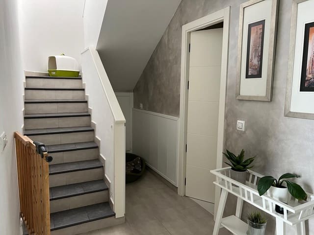 4 Zimmer Villa zu verkaufen in Algeciras mit Pool Garage - 467.000 € (Ref: 10132036)