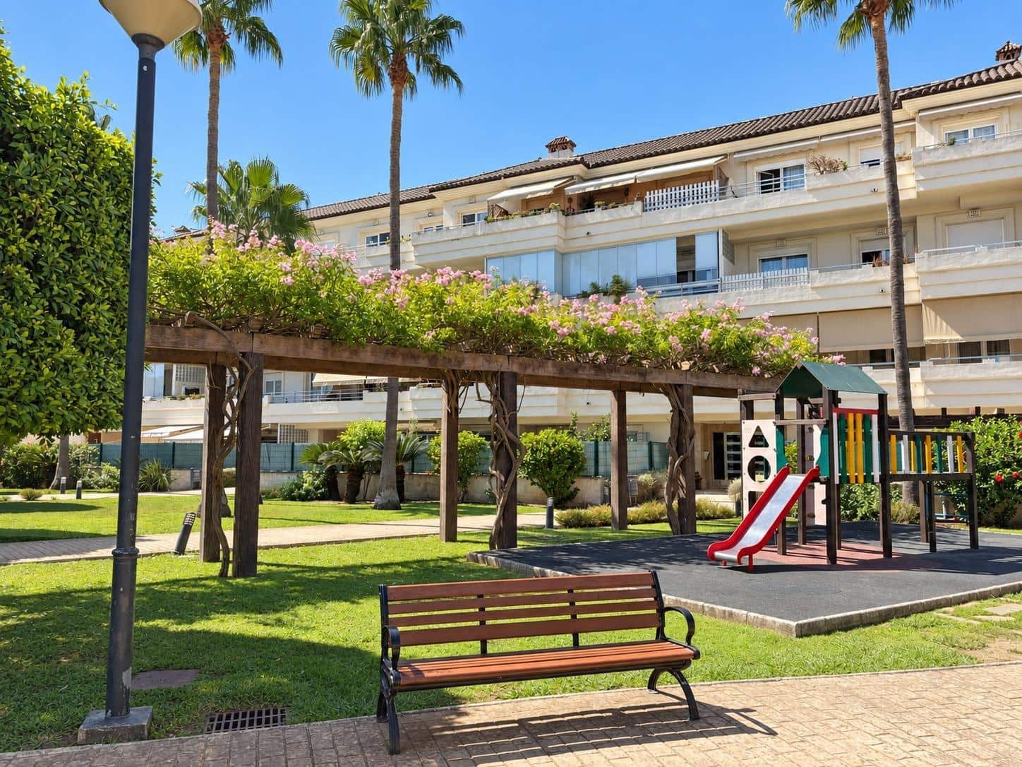 3 slaapkamer Flat te koop in Los Barrios met zwembad garage - € 283.000 (Ref: 10171728)