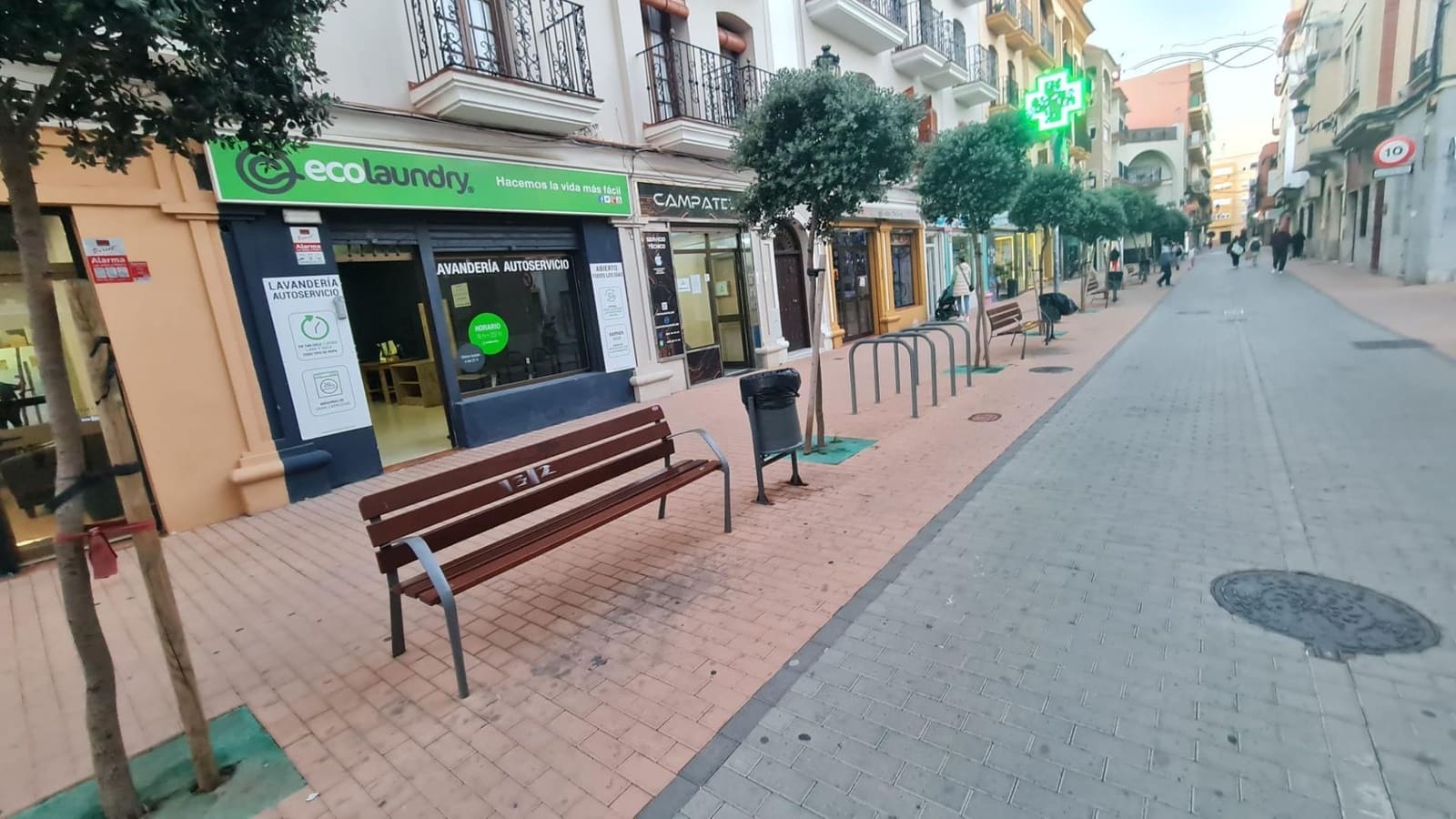 Commercieel te koop in La Linea de la Concepcion - € 195.000 (Ref: 7980589)