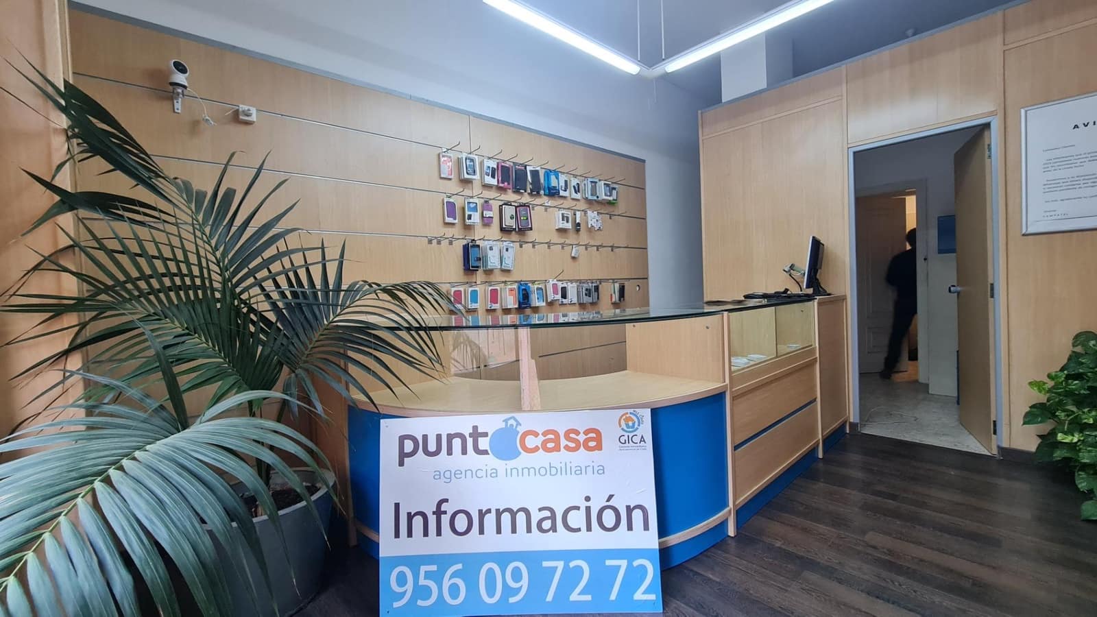 Commercieel te koop in La Linea de la Concepcion - € 195.000 (Ref: 7980589)