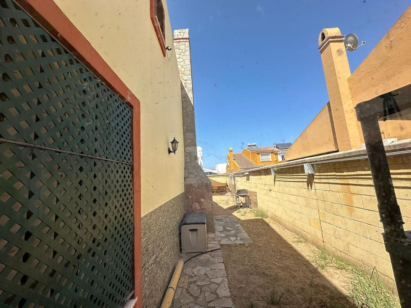 5 soveværelse Semi-Rækkehus til salg i Los Barrios - € 388.000 (Ref: 9106497)