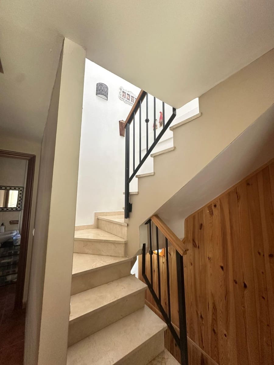 3 slaapkamer Rijtjeshuis te koop in La Linea de la Concepcion met garage - € 255.500 (Ref: 9112323)