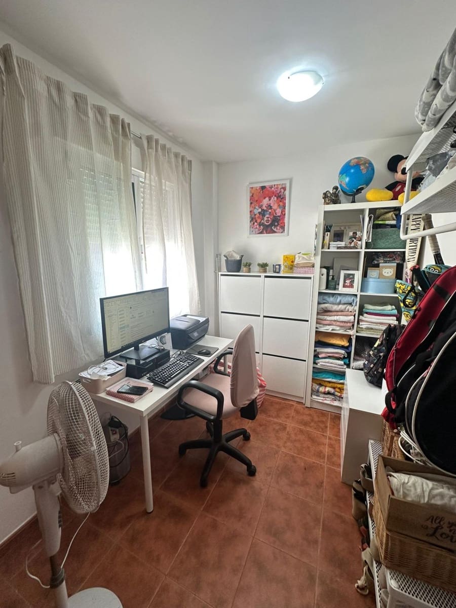 3 slaapkamer Rijtjeshuis te koop in La Linea de la Concepcion met garage - € 255.500 (Ref: 9112323)