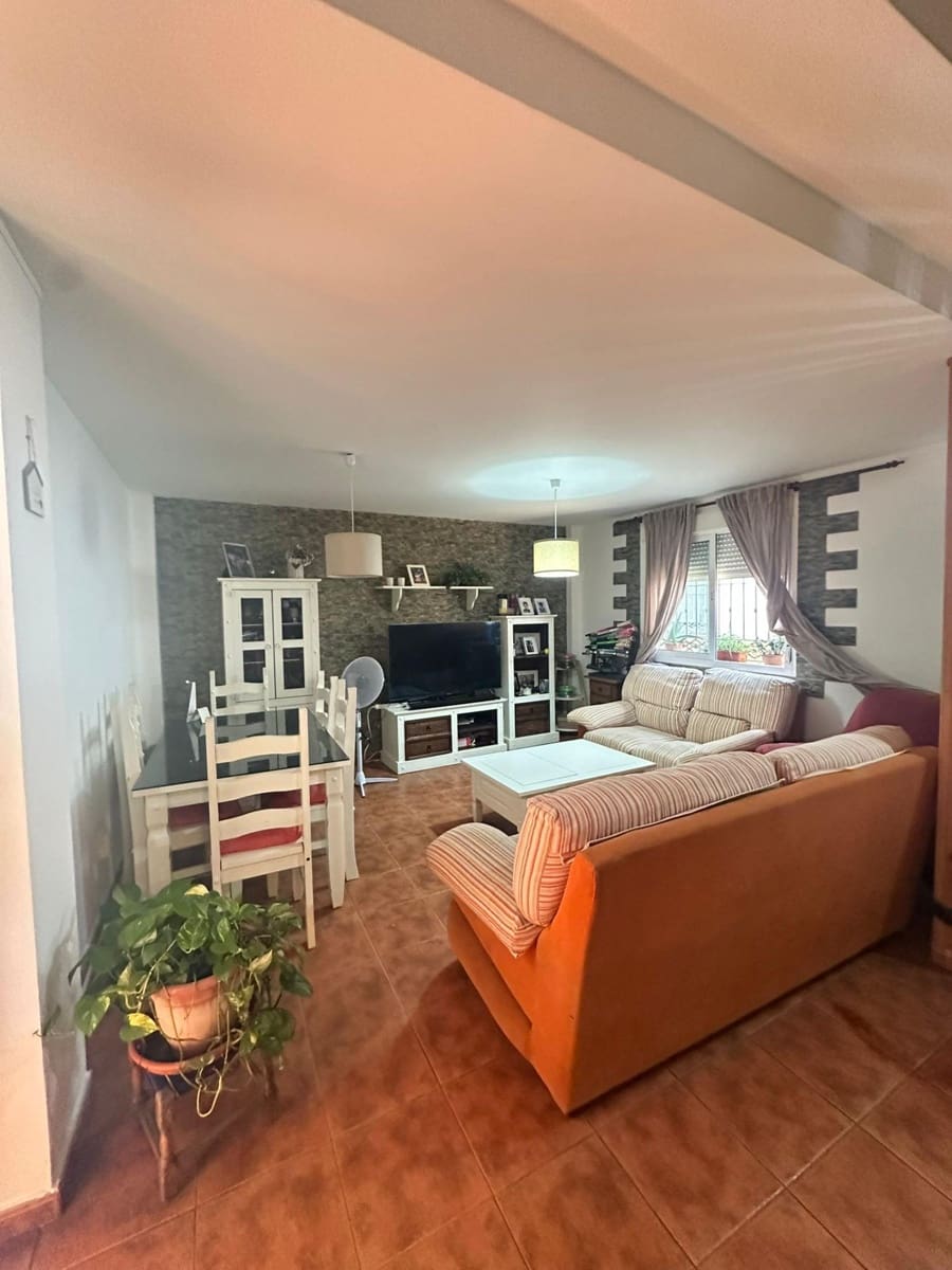 3 slaapkamer Rijtjeshuis te koop in La Linea de la Concepcion met garage - € 255.500 (Ref: 9112323)