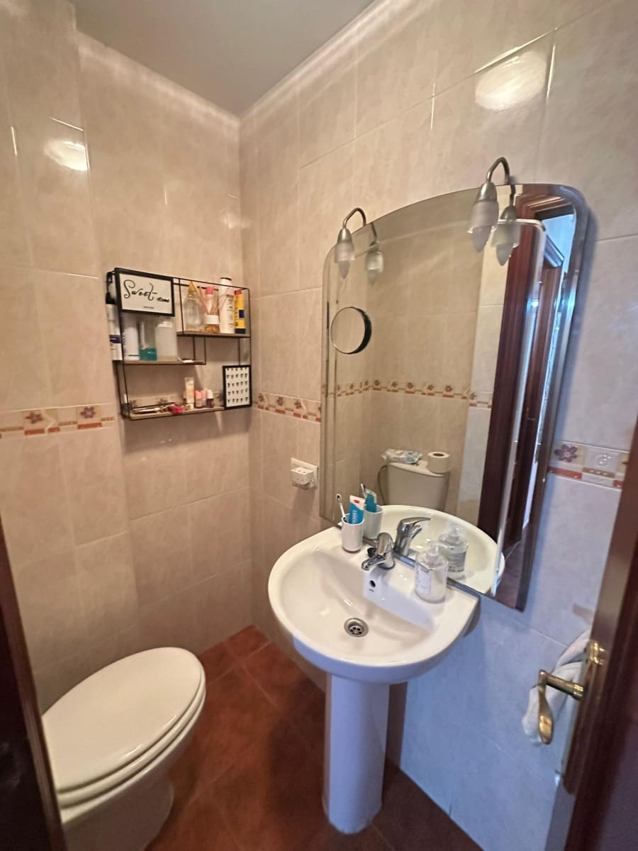 3 slaapkamer Rijtjeshuis te koop in La Linea de la Concepcion met garage - € 255.500 (Ref: 9112323)