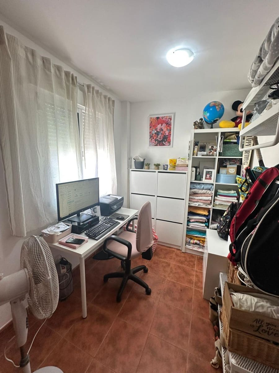 3 slaapkamer Rijtjeshuis te koop in La Linea de la Concepcion met garage - € 255.500 (Ref: 9112323)