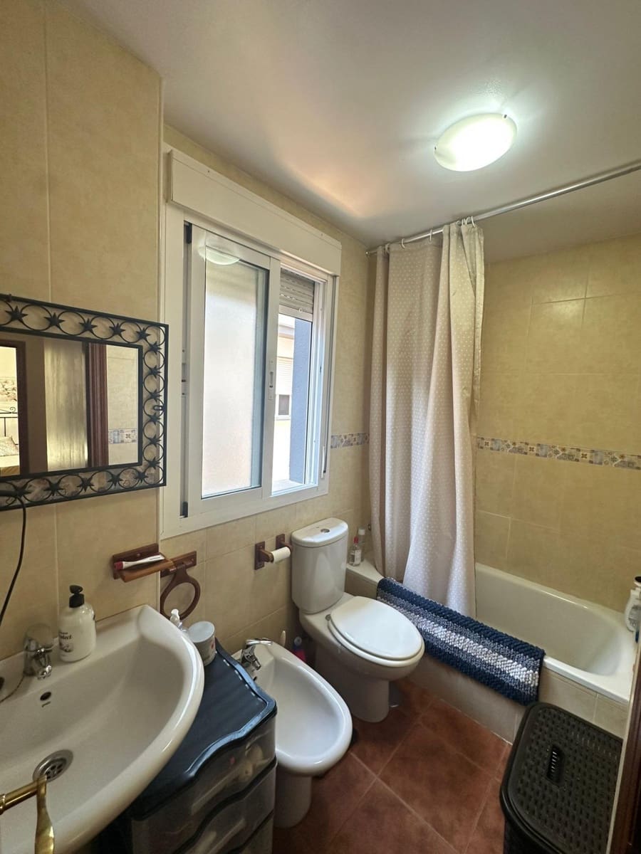 3 slaapkamer Rijtjeshuis te koop in La Linea de la Concepcion met garage - € 255.500 (Ref: 9112323)