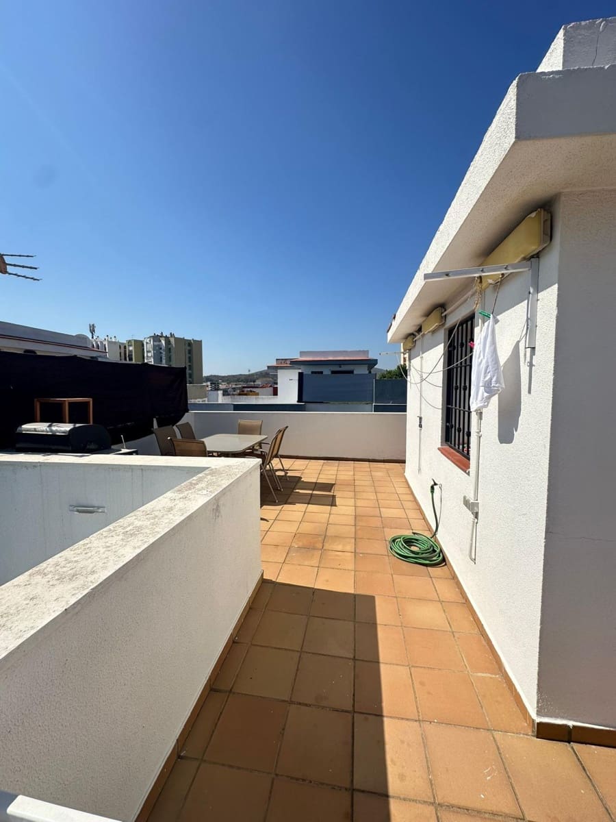 3 slaapkamer Rijtjeshuis te koop in La Linea de la Concepcion met garage - € 255.500 (Ref: 9112323)