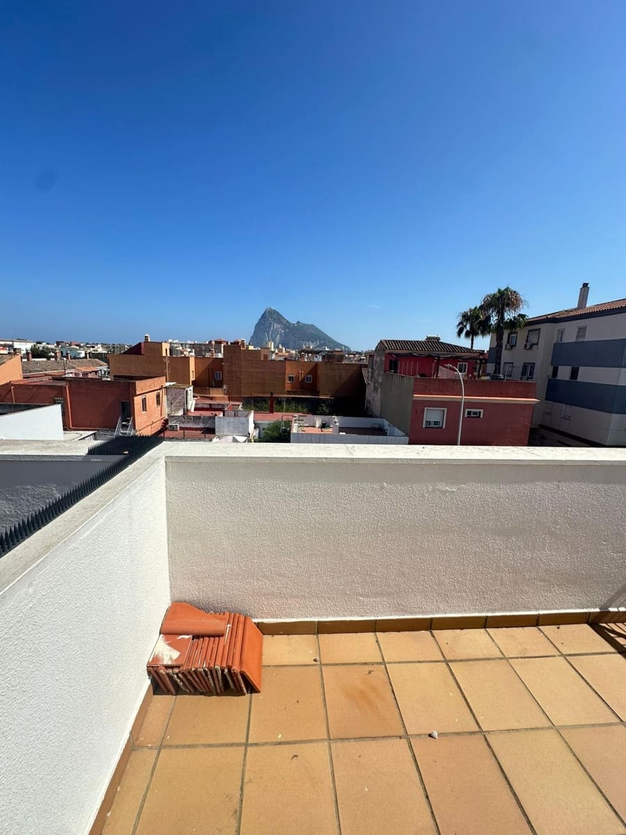 3 slaapkamer Rijtjeshuis te koop in La Linea de la Concepcion met garage - € 255.500 (Ref: 9112323)