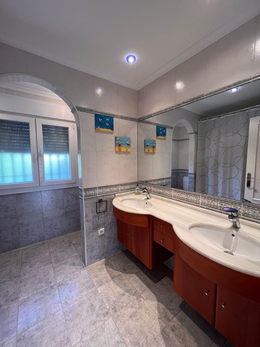 5 bedroom Villa for sale in Los Barrios with pool garage - € 620,000 (Ref: 9114090)