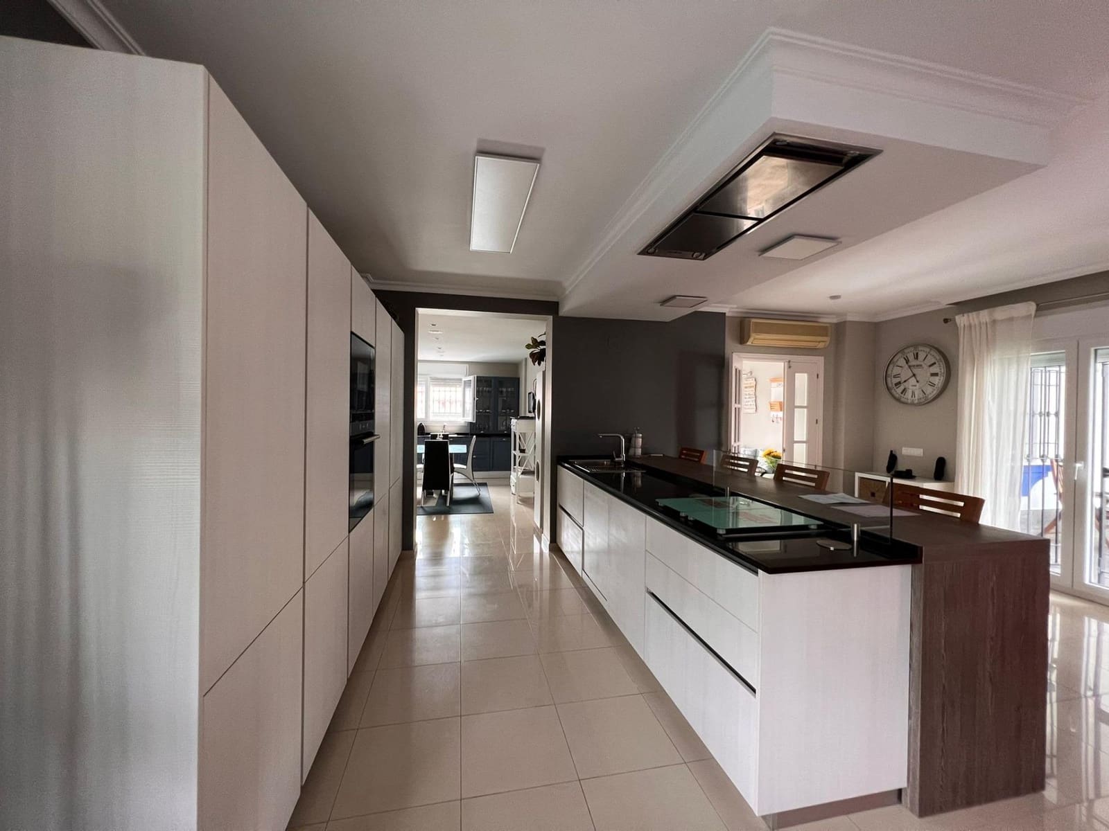 5 bedroom Villa for sale in Los Barrios with pool garage - € 620,000 (Ref: 9114090)