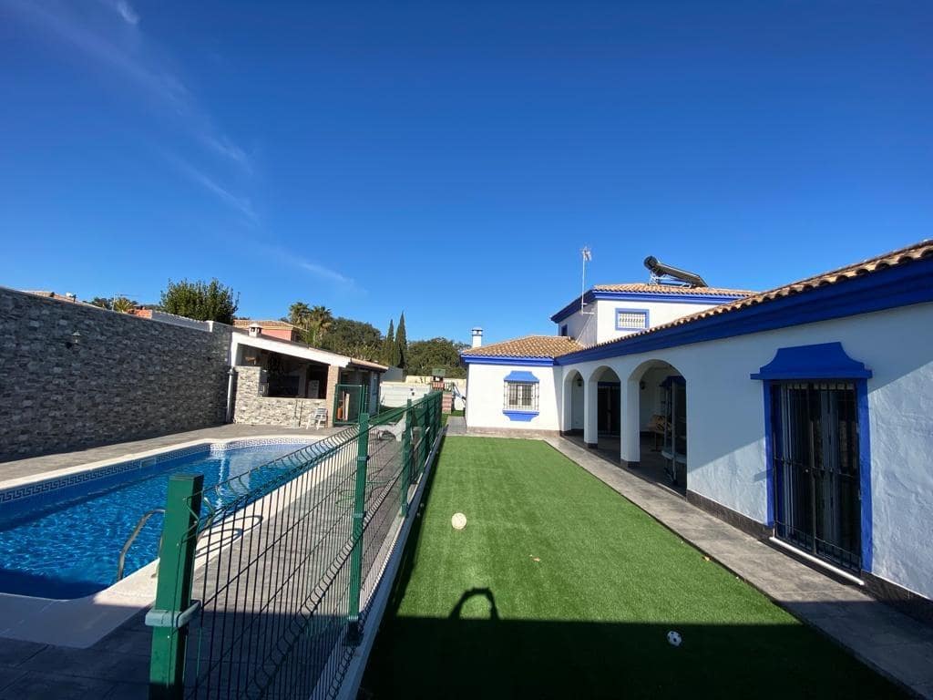5 bedroom Villa for sale in Los Barrios with pool garage - € 620,000 (Ref: 9114090)