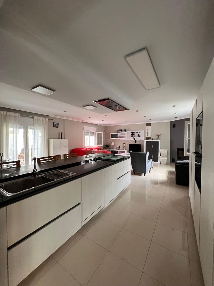 5 bedroom Villa for sale in Los Barrios with pool garage - € 620,000 (Ref: 9114090)