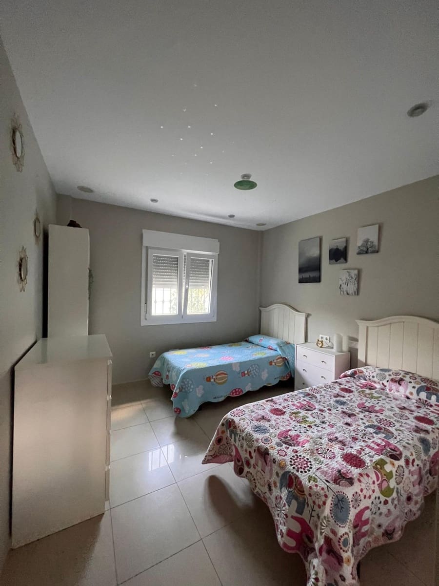 5 bedroom Villa for sale in Los Barrios with pool garage - € 620,000 (Ref: 9114090)