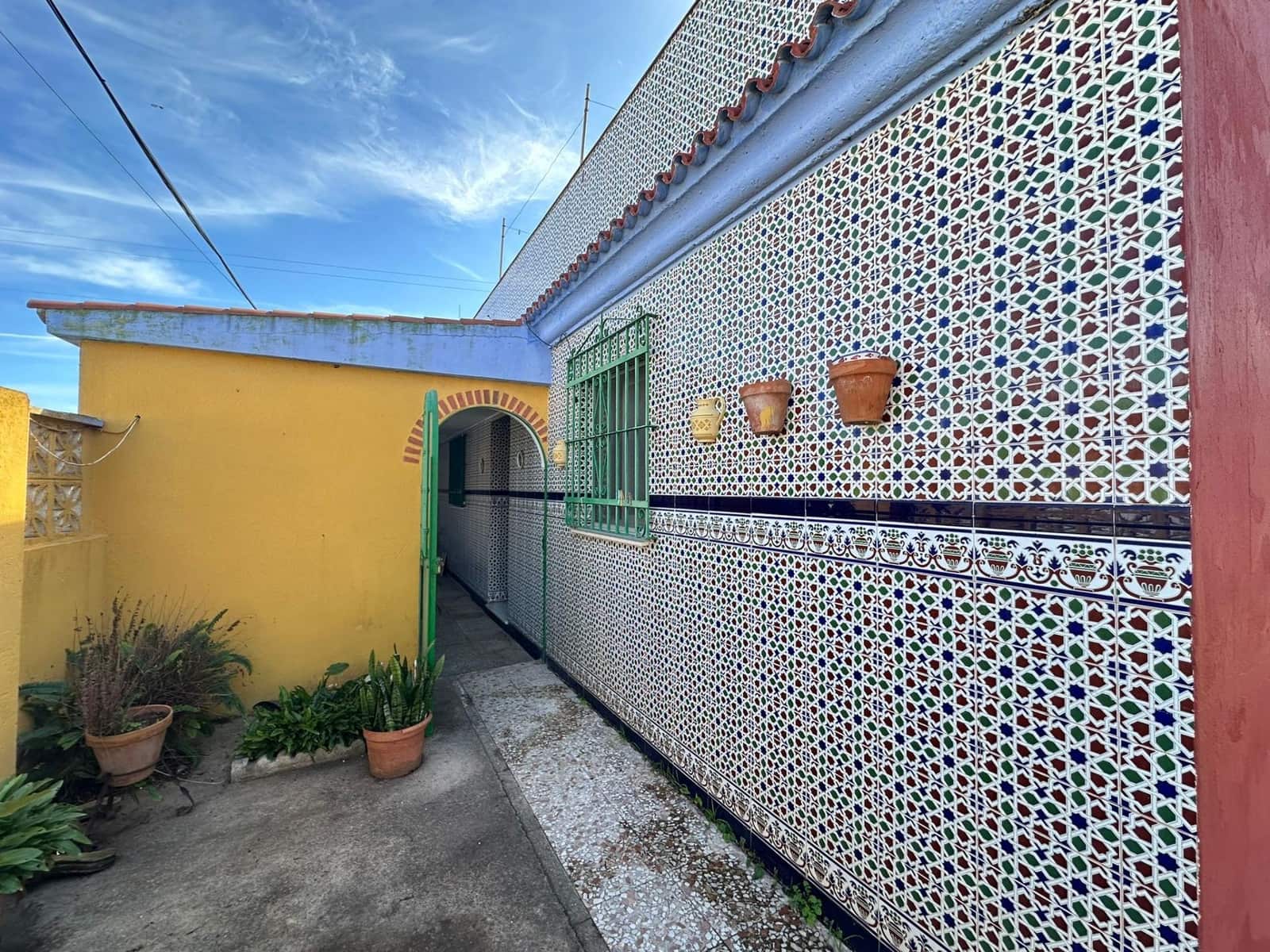 2 slaapkamer Finca/Landhuis te koop in La Linea de la Concepcion met garage - € 205.000 (Ref: 9355837)