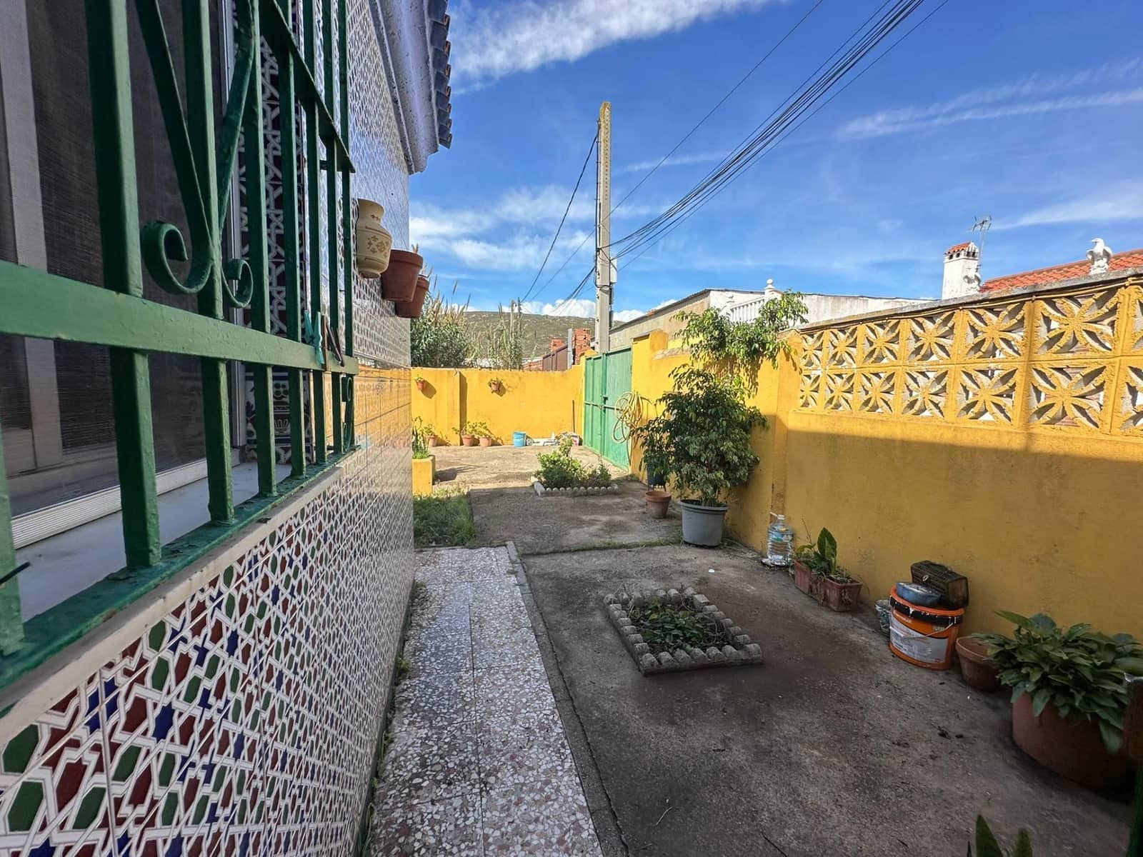 2 slaapkamer Finca/Landhuis te koop in La Linea de la Concepcion met garage - € 205.000 (Ref: 9355837)