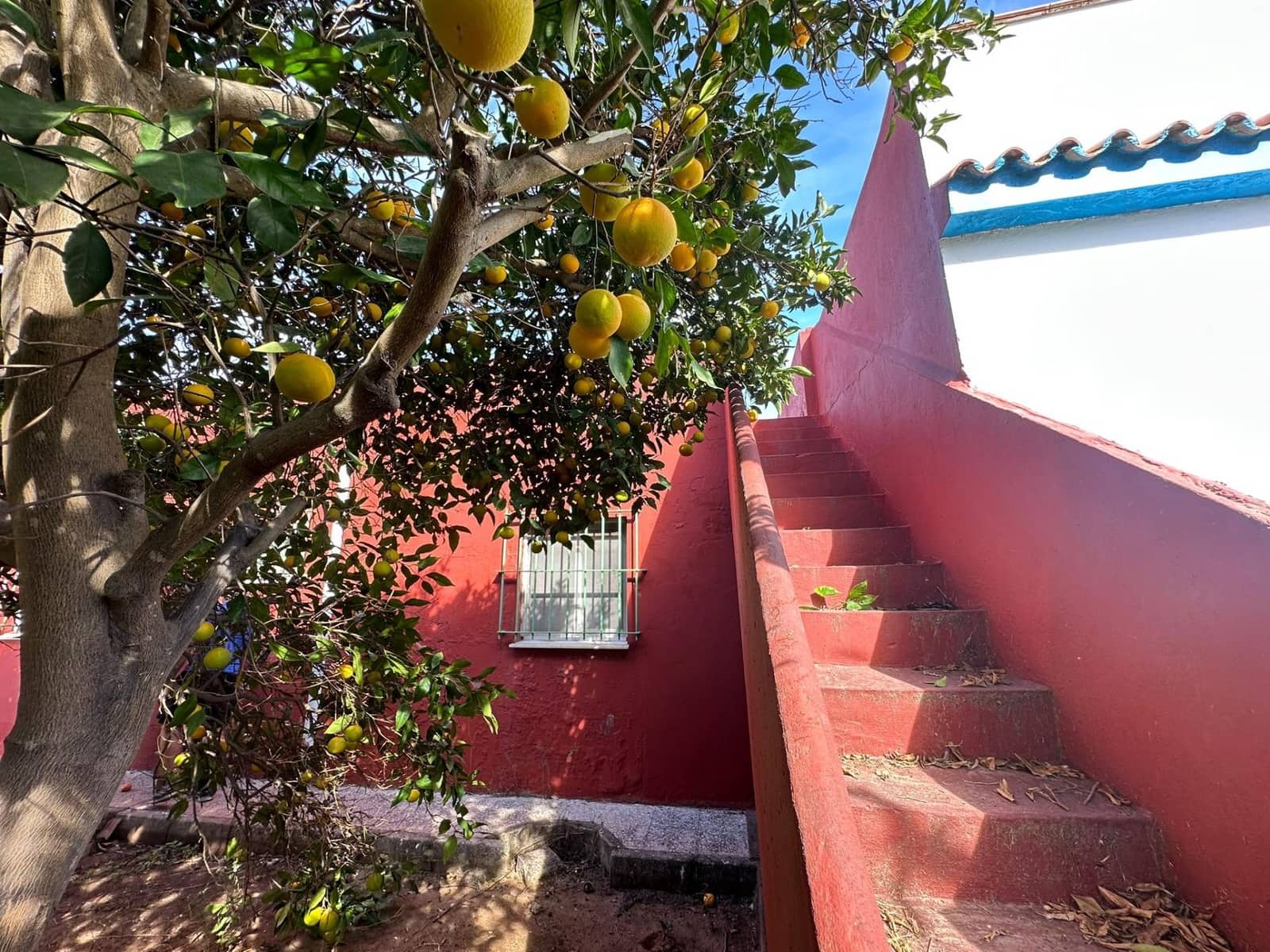 2 slaapkamer Finca/Landhuis te koop in La Linea de la Concepcion met garage - € 205.000 (Ref: 9355837)