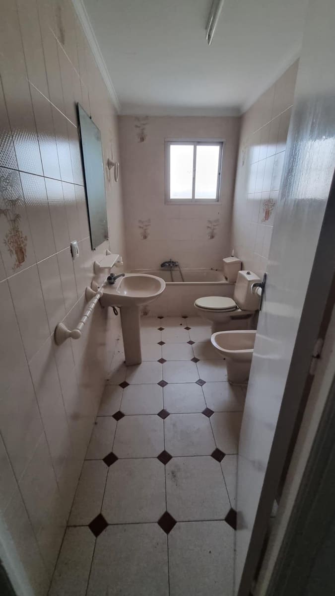 Apartament na sprzedaż w La Linea de la Concepcion - 300 000 € (Ref: 9357722)
