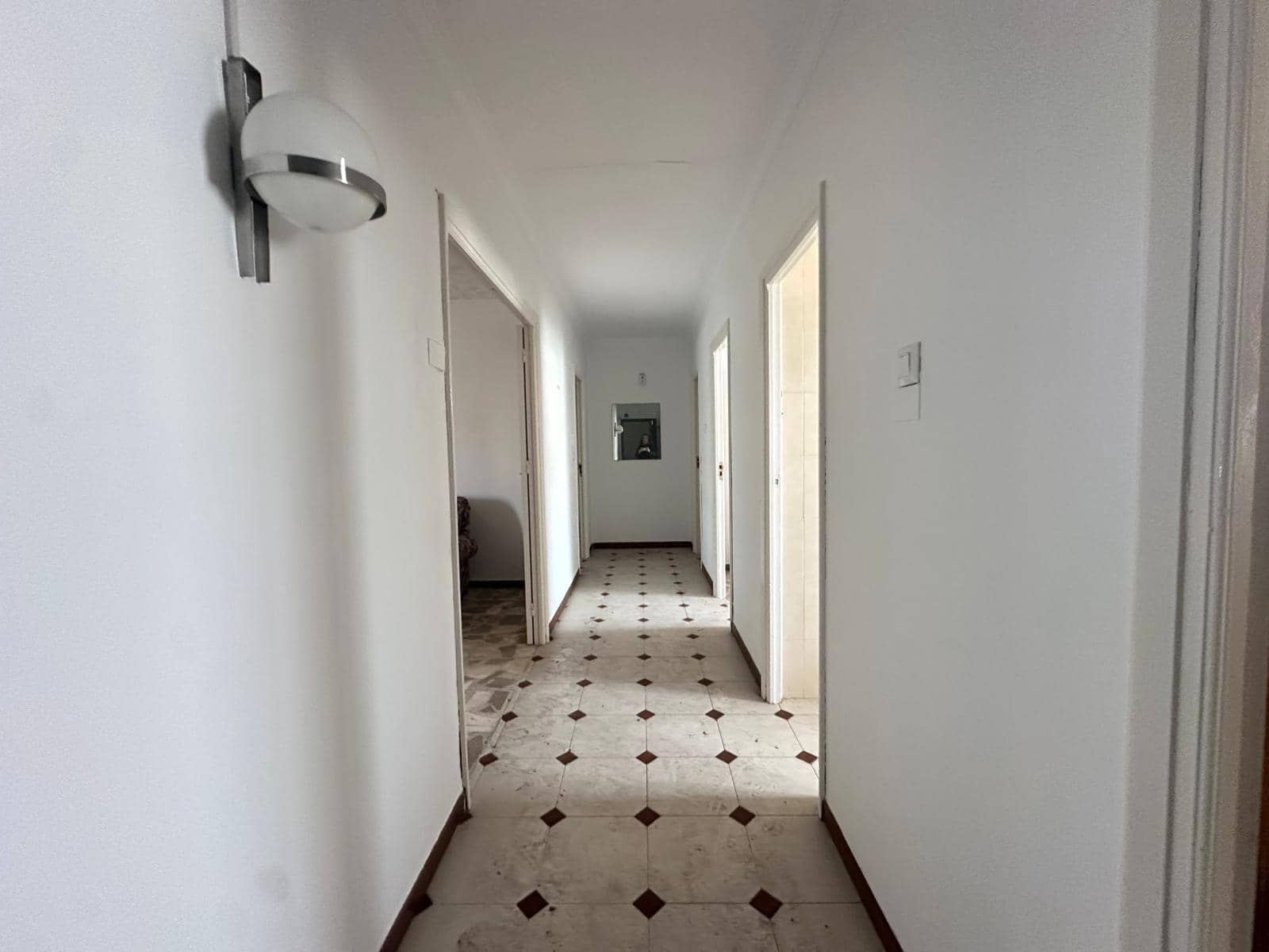 Apartment for sale in La Linea de la Concepcion - € 300,000 (Ref: 9357722)