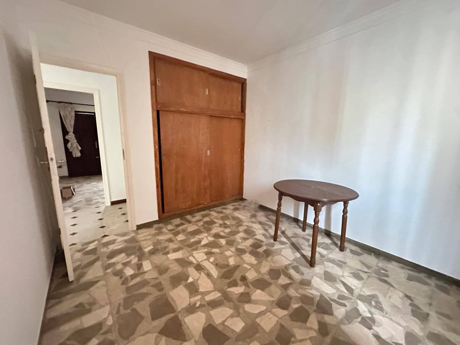 Apartment for sale in La Linea de la Concepcion - € 300,000 (Ref: 9357722)