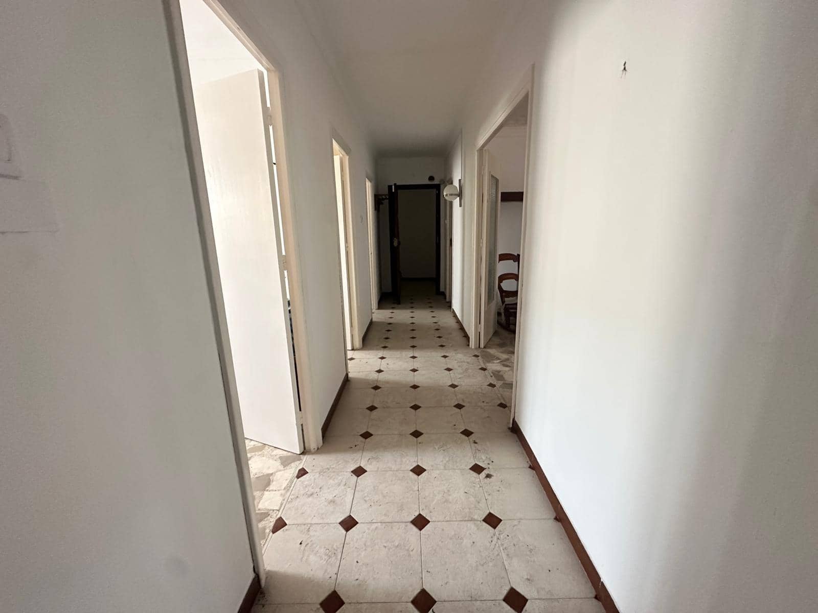 Apartment for sale in La Linea de la Concepcion - € 300,000 (Ref: 9357722)