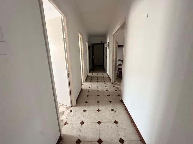 Apartment for sale in La Línea de la Concepción - € 300,000 (Ref: 9357722)