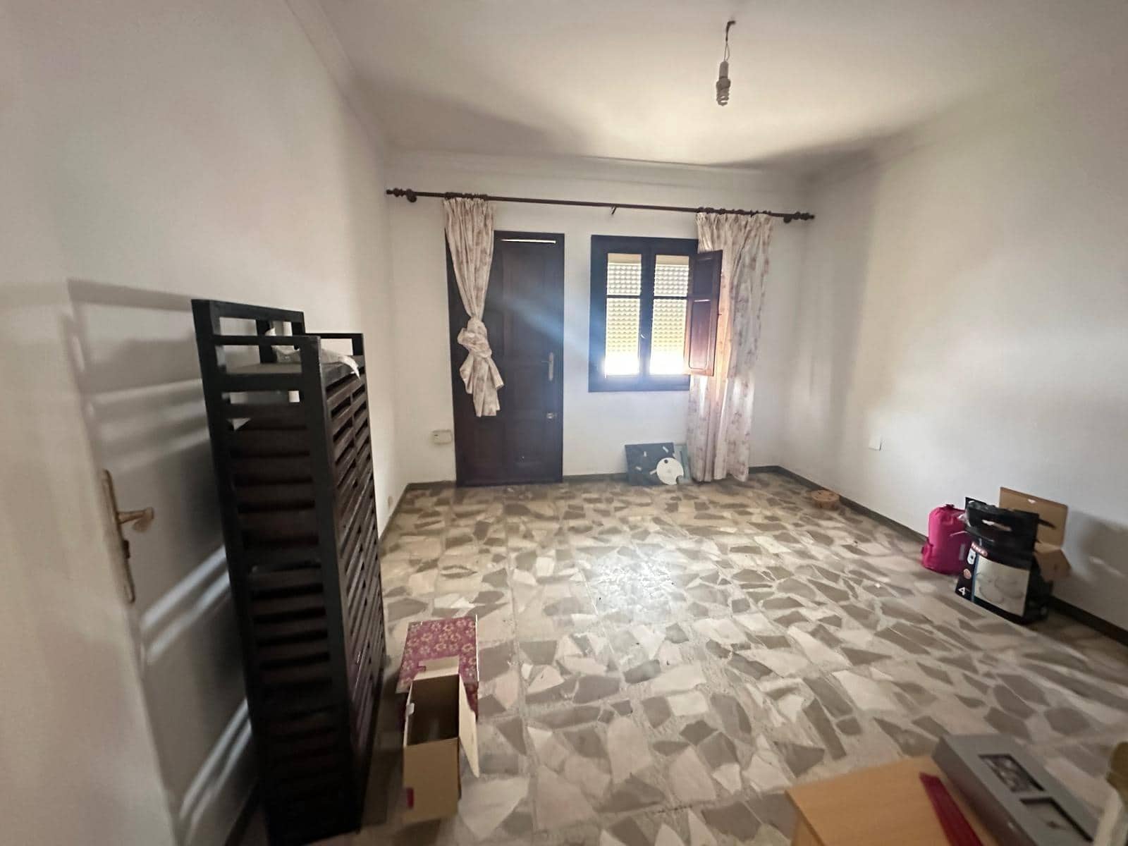 Apartment for sale in La Linea de la Concepcion - € 300,000 (Ref: 9357722)