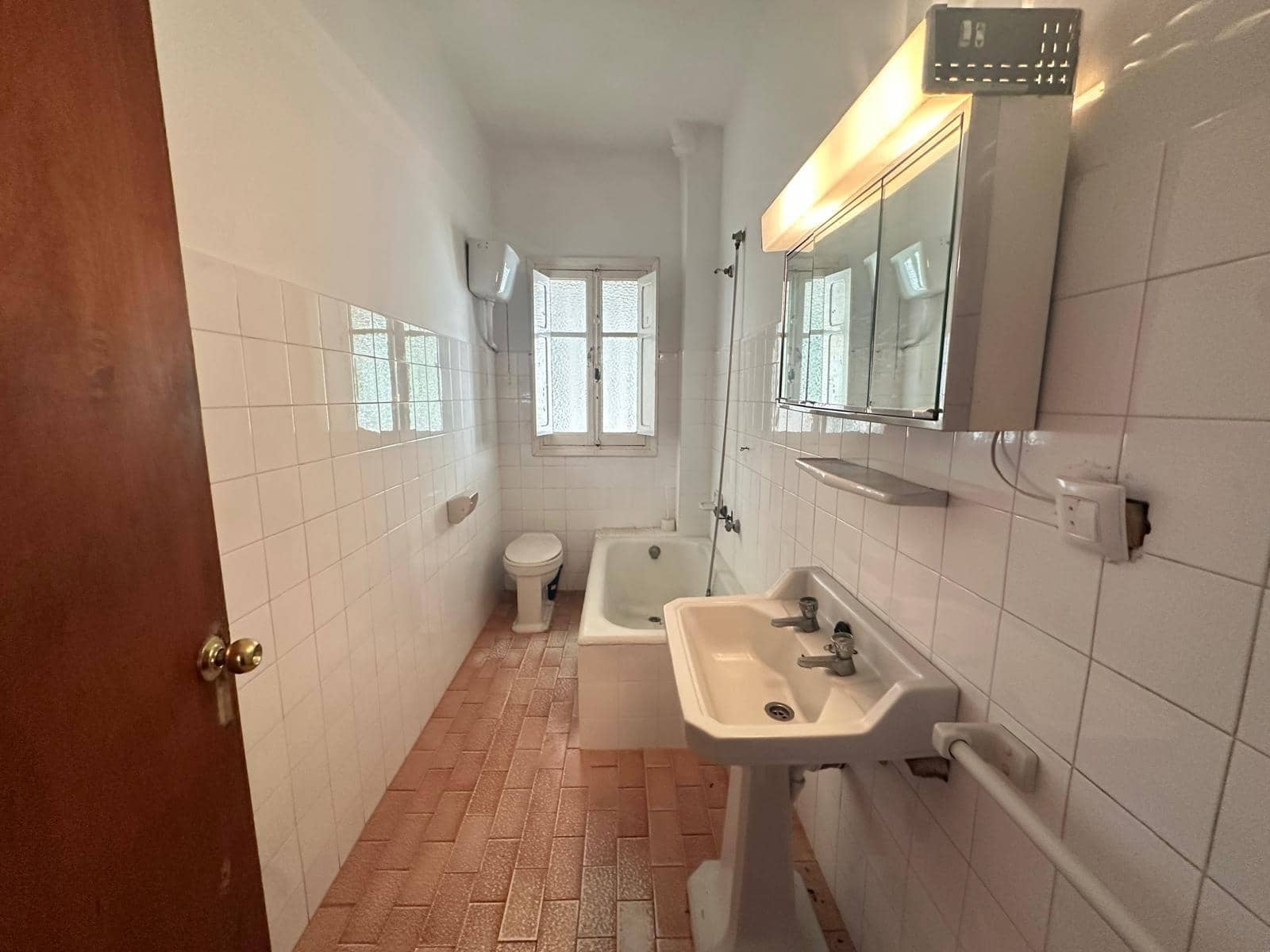 Apartment for sale in La Linea de la Concepcion - € 300,000 (Ref: 9357722)