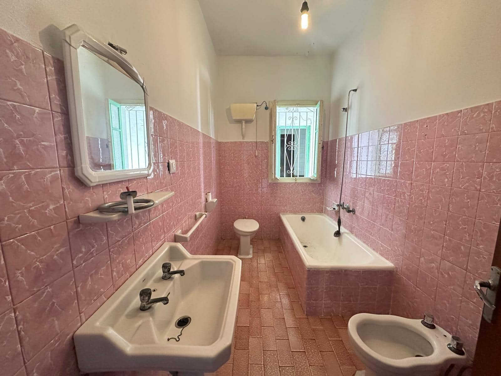 Apartment for sale in La Linea de la Concepcion - € 300,000 (Ref: 9357722)